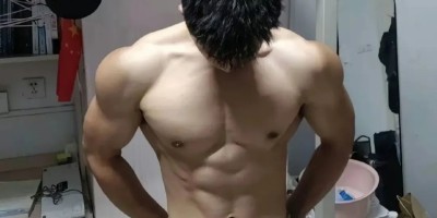 迷彩肌肉健身教练，一身白嫩肌肉太硬朗