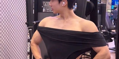 宽肩翘臀的腹肌小狼狗，健身房男的眼睛都看直了.....