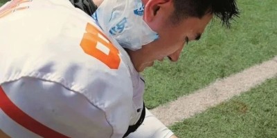 强劲体育生火了，灰裤子一览无余