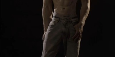 宽肩窄腰肌肉小哥，网友都在馋他的身子!