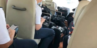 正装制服空少小哥哥翘臀撑爆了，48码皮鞋很有看头