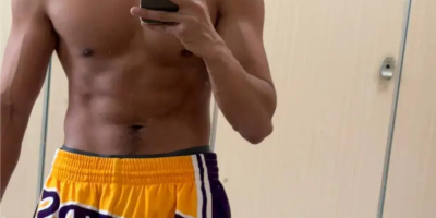 沐浴阳光的黑皮体育生，肌肉实力太帅了