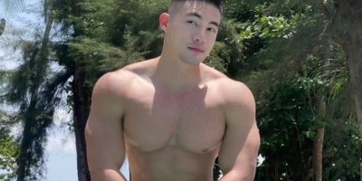 28岁泰国第一胸王，在沙滩狂秀完美胸和腹肌，穿这样背心意义何在？都成了显眼包了