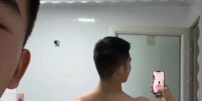 重庆退役兵哥哥撩衣自拍白皮小胸肌！长得壮实有力呀！