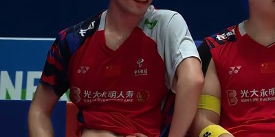 羽毛球男神王昶露腹肌上热搜！凸显实力长的又白又嫩！