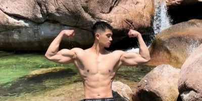 水池里的肌肉猛男，大包顶上天太硬了！