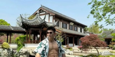 荷叶上大包泳裤肌肉男六块硬腹肌