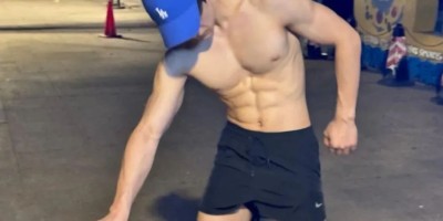 泳池腹肌帅哥，集美们快来舔屏🤩