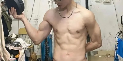 体育生寝室腹肌秀，白嫩肌肤下藏着的荷尔蒙秘密