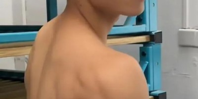 单眼皮黑皮体育生，宿舍腹肌藏不住了🥜