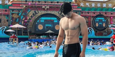 西安黑皮男模居家照，腹肌太硬舔屏了！