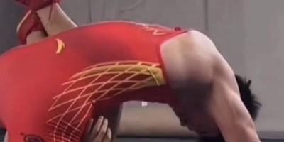 19岁体育生摔跤裤被室友扯开，这男大长腿看不够呀！