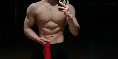 游泳体育生接金主爸爸广告，直接公共浴室拍起来了！