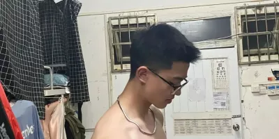 南宁覃森平替20体育生穿内裤自拍，拉低裤子秀腹肌大实力！