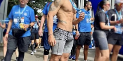 肌肉男跑马拉松穿的太紧了,实力太强了! 肌肉男跑马拉松穿的太紧了,实力太强了!