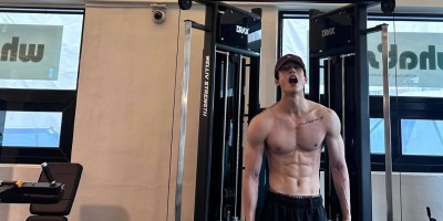 腹肌开瓶盖！这个男爱豆，嘎嘎有实力~