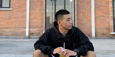 退役的寸头小哥脱啦，长腿粗壮腿毛长的太旺盛了！