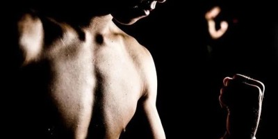 满屏的迷彩兵哥腹肌太棒啦！流口水了