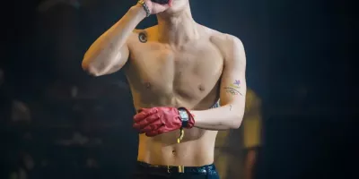 时尚圈屡破纪录的王嘉尔，内娱地位却无比尴尬？