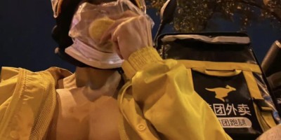 肌肉外卖员拉开衣服玩自拍，这身材绝了