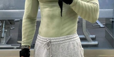 灰裤子彝族小哥超可以！穿上泳裤这谁顶