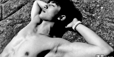 与肖战颇有渊源的他，身材比人还“火”？