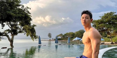 穿黑内裤自拍的野生男私照扒到啦，大实力遮不住呀！