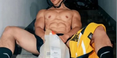 肌肉外卖小哥在楼梯间脱了 肌肉外卖小哥在楼梯间脱了