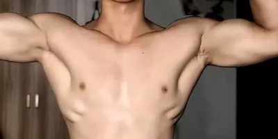 童颜巨肌蜜桃臀体育生，裤子都撑爆了！！