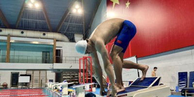 潘展乐比赛被队友背后抱着摸胸？这也太幸福了吧！