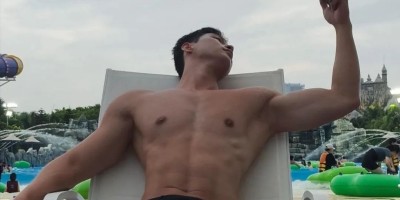 180cm粗壮手臂性感阳光沙滩大男孩！