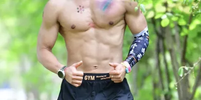 参加斯巴达的运动男湿湿透，穿这么紧身的裤子吗？