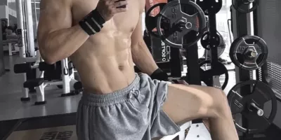 穿灰裤子的六块腹肌小兵哥自拍，长腿青筋爆棚呀！