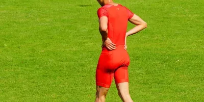 苏炳添小师弟户外冲凉被拍，这臀也太翘了！