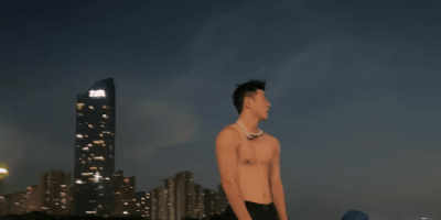 体育老师穿泳裤冲浪，少年感又欲又帅！