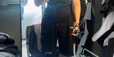 185黑皮体育生宿舍自拍照，八块腹肌，室友都谗哭了.....