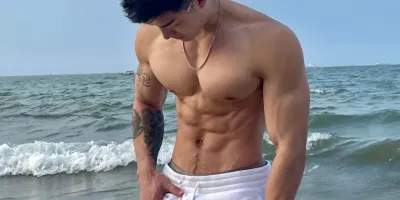 郑翔自拍照火啦，宽肩窄腰粗壮长腿实力藏不住！