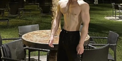 操场打篮球的运动男被汗水湿透太有看头，实力太强！