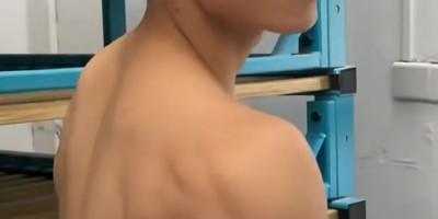 操场遇见的运动小哥，撩衣身材身材惹人爱