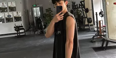 王子异身材管理满分，王鹤棣拍摄方式出人意料