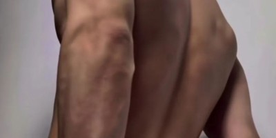 185腹肌体育生，浴室拍照氛围感满满，八块腹肌别太诱惑.....