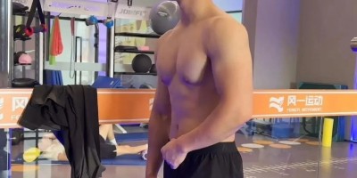 撩起腹肌开干的精干私教帅哥，白又嫩！