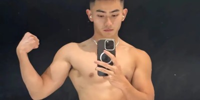 00后阳光肌肉帅哥，充满了阳刚之气！