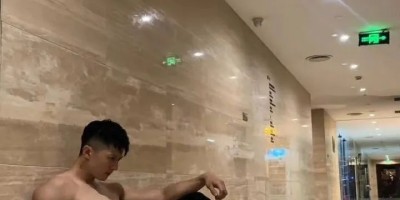 刚毅肌肉帅哥水中秀肌，你会几点回家？