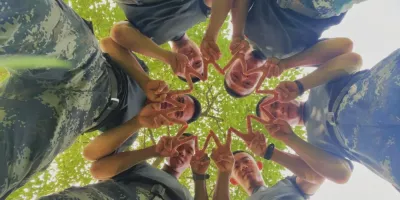 公狗腰兵哥哥一个人在宿舍晚自拍，太好看了