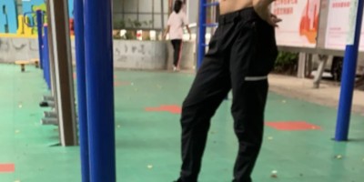 小区健身器材旁边看见的肌肉男，好想去搭讪