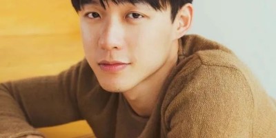 网红游泳教练Yilian，人畜无害肌肉奶狗！