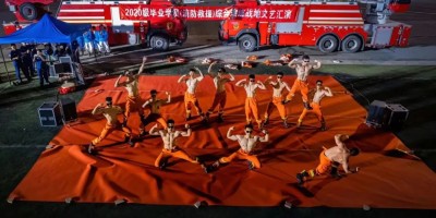 沈阳成群的消防员直接脱衣?东北硬汉大实力太强大! 沈阳成群的消防员直接脱衣?东北硬汉大实力太强大!