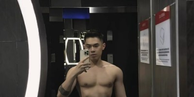 奔驰4S店的正装男主播脱衣自拍？西裤穿很紧男客户居多