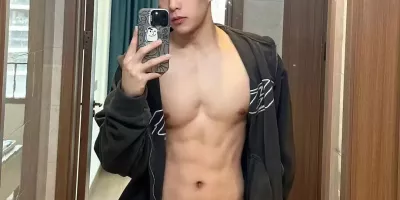 185CM不穿衣服的洗车工，胸肌都弄脏了，想帮他清洁！